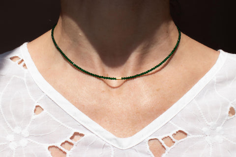 Halskette mit grünem Zirkon Naturstein und 18K vergoldetem Verschluss – Minimalistisch Perlenschmuck, Handmade von eilenna