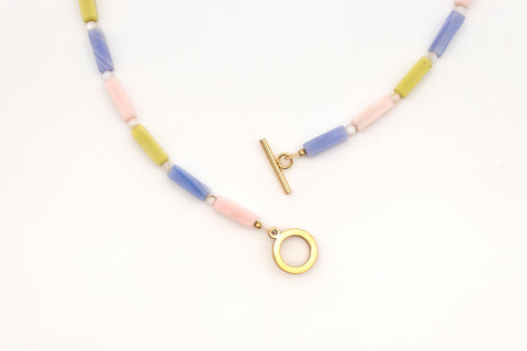 Halskette mit bunten Steinperlen und Muschelperlen – Damenschmuck mit 18K vergoldetem Verschluss, Handmade von eilenna