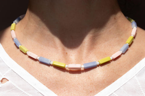 Halskette mit bunten Steinperlen und Muschelperlen – Damenschmuck mit 18K vergoldetem Verschluss, Handmade von eilenna