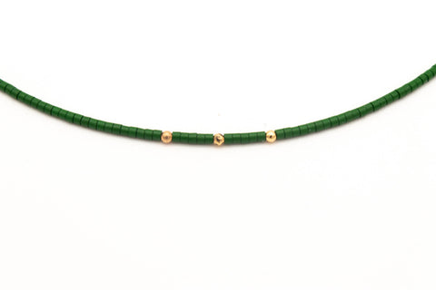 Halskette mit grünen Acrylperlen und 18k vergoldeten Zwischenperlen – Minimalistisch Perlenschmuck, Handmade von eilenna
