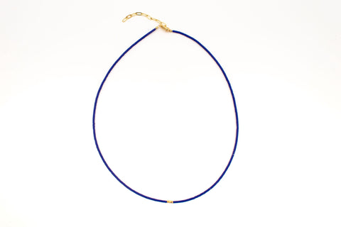 Halskette mit blauen Acrylperlen und 18k vergoldeten Zwischenperlen – Minimalistisch Perlenschmuck, Handmade von eilenna