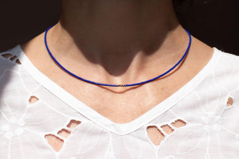 Halskette mit blauen Acrylperlen und 18k vergoldeten Zwischenperlen – Minimalistisch Perlenschmuck, Handmade von eilenna