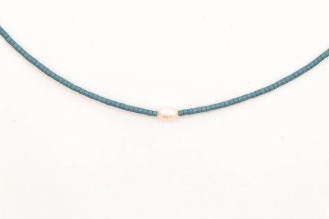Halskette mit hellblauen Acrylperlen und Süsswasserperle – Minimalistisch Perlenschmuck, Handmade von eilenna
