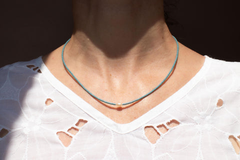 Halskette mit hellblauen Acrylperlen und Süsswasserperle – Minimalistisch Perlenschmuck, Handmade von eilenna