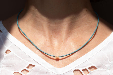 Halskette mit hellblauen Acrylperlen und Süsswasserperle – Minimalistisch Perlenschmuck, Handmade von eilenna