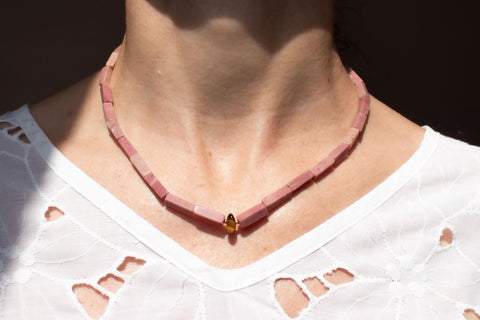 Halskette mit rosa Rhodonit und Tigerauge – Damenschmuck mit 18K vergoldetem Verschluss, Handmade von eilenna