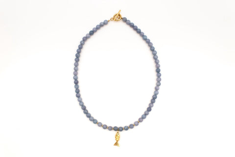 Halskette aus blauen Chalcedon Natursteinen mit Fisch Anhänger gold, Halsschmuck für Damen, Handmade von eilenna