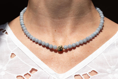 Blaue Chalcedon Halskette mit Dalmatiner Jaspis, Naturstein Perlenkette Damen, Edelstein Schmuck 18K Vergoldet, Handgemacht von eilenna