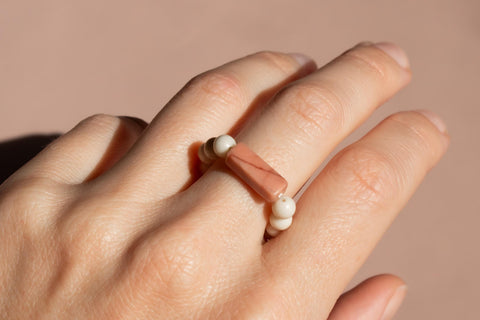 Ring mit fossilen Naturstein Perlen & Sonnenstein, Elastischer Perlen Ring, Sol Ring von eilenna