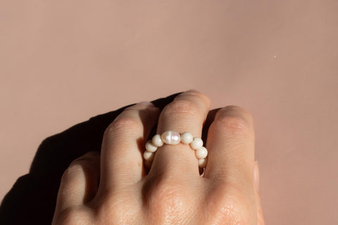 Ring mit fossilen Naturstein Perlen & Süßwasserperle, Elastischer Perlen Ring, Geschenk Frauen, Luma Ring von eilenna