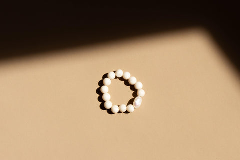 Ring mit fossilen Naturstein Perlen & Süßwasserperle, Elastischer Perlen Ring, Geschenk Frauen, Luma Ring von eilenna