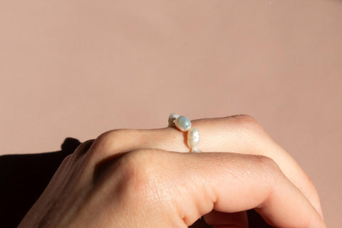 Ring mit Süsswasserperlen & 925 Silberperle, Elastischer Perlen Ring, Geschenk Frauen, Niva Ring von eilenna