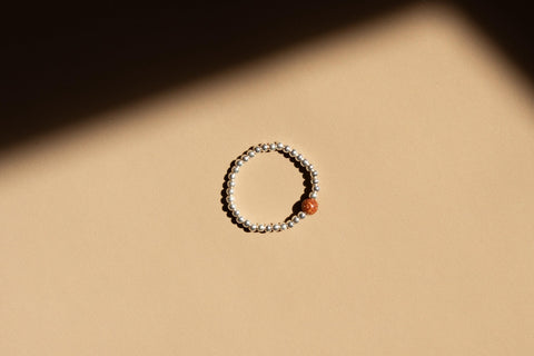 Ring mit rotem Sandstein Naturstein Perle & 925 Silberperlen, Elastischer Perlen Ring, Geschenk Frauen, Ayla Ring von eilenna