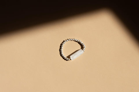 Ring mit Bergkristall Naturstein Perle & 925 Silberperlen, Elastischer Perlen Ring, Geschenk Frauen, Clara Ring von eilenna