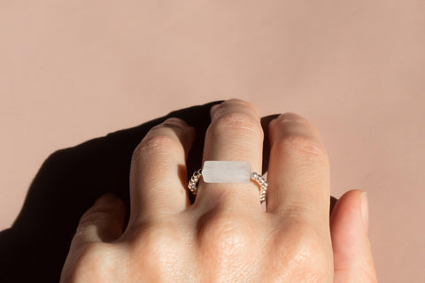 Ring mit Bergkristall Naturstein Perle & 925 Silberperlen, Elastischer Perlen Ring, Geschenk Frauen, Clara Ring von eilenna