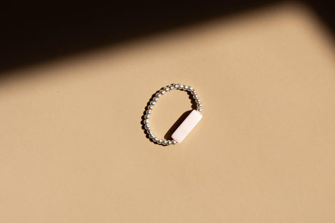 Ring mit rosa Naturstein Perle & 925 Silberperlen, Elastischer Perlen Ring, Geschenk Frauen, Mira Ring von eilenna