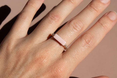 Ring mit rosa Naturstein Perle & 925 Silberperlen, Elastischer Perlen Ring, Geschenk Frauen, Mira Ring von eilenna