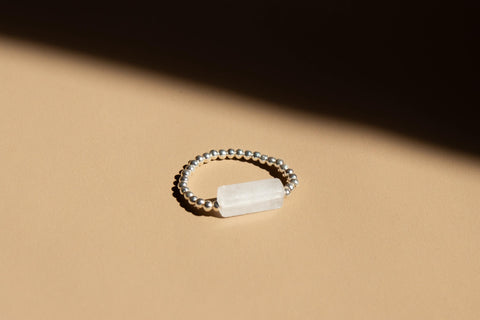 Ring mit Bergkristall Naturstein Perle & 925 Silberperlen, Elastischer Perlen Ring, Geschenk Frauen, Clara Ring von eilenna