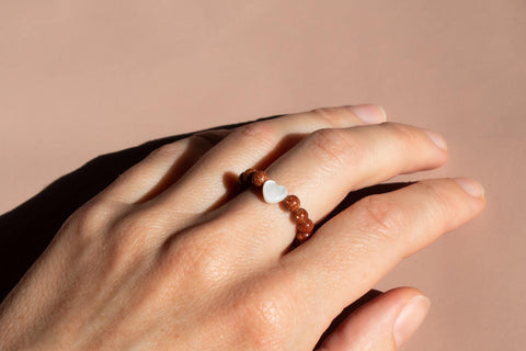 Ring mit roten Sandstein Naturstein Perlen & Herz Muschel Perle, Elastischer Ring, Geschenk Frauen, Vela Ring von eilenna