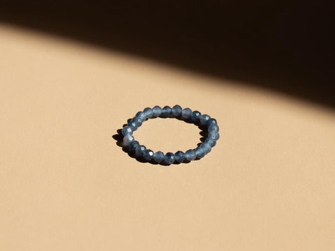 Ring mit blau facettierten Spinell Edelsteinen, Perlen Ring, dehnbar elastischer Ring, Aqualis Ring von eilenna