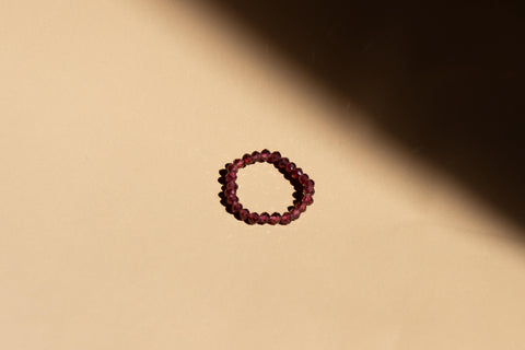 Ring mit lila facettierten Spinell Edelsteinen, Perlen Ring, dehnbar elastischer Ring, Vireya Ring von eilenna