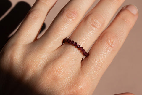Ring mit lila facettierten Spinell Edelsteinen, Perlen Ring, dehnbar elastischer Ring, Vireya Ring von eilenna