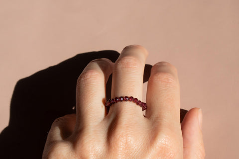 Ring mit lila facettierten Spinell Edelsteinen, Perlen Ring, dehnbar elastischer Ring, Vireya Ring von eilenna