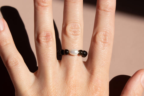 Ring mit goldenen Obsidian Naturstein Perlen & Süsswasserperle, Elastischer Perlen Ring, Geschenk Frauen, Sera Ring von eilenna
