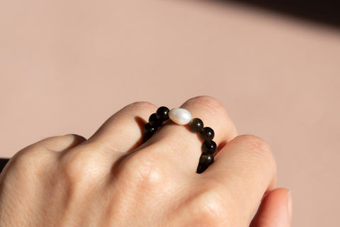 Ring mit goldenen Obsidian Naturstein Perlen & Süsswasserperle, Elastischer Perlen Ring, Geschenk Frauen, Sera Ring von eilenna