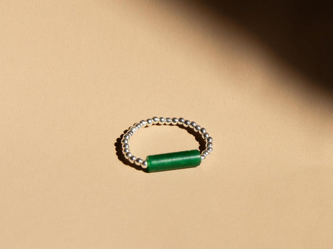 Ring mit grünem Achat Naturstein Perle & 925 Silberperlen, Elastischer Perlen Ring, Geschenk Frauen, Taya Ring von eilenna