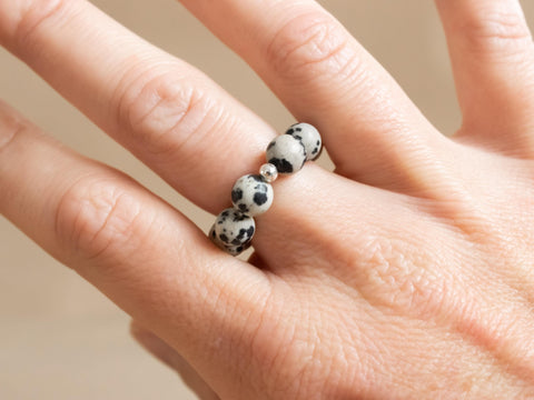 Ring mit Dalmatiner Jaspis & 925 Silberperle, Elastischer Edelsteinring, Natürlicher Glücksstein Schmuck handgefertigt von eilenna