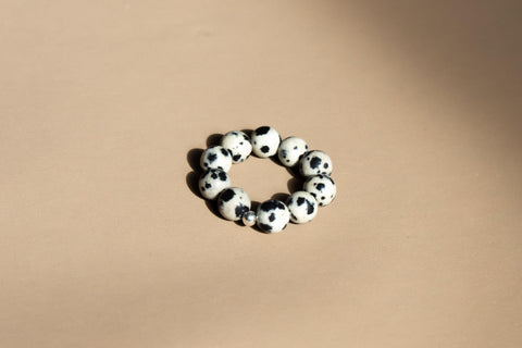 Ring mit Dalmatiner Jaspis & 925 Silberperle, Elastischer Edelsteinring, Natürlicher Glücksstein Schmuck handgefertigt von eilenna