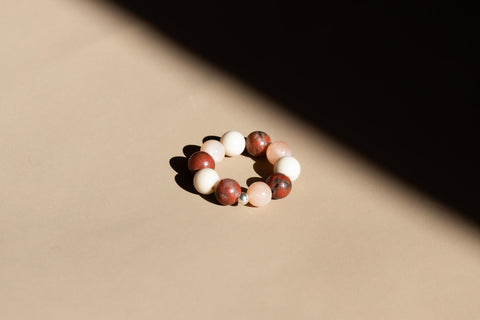 Ring aus Edelsteinmix & 925 Silberperle, Elastischer Edelsteinring, Naturstein Schmuck handgefertigt von eilenna