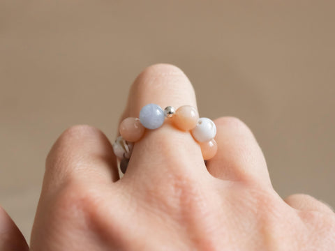 Ring aus Edelsteinmix & 925 Silberperle, Elastischer Edelsteinring, Naturstein Schmuck handgefertigt von eilenna