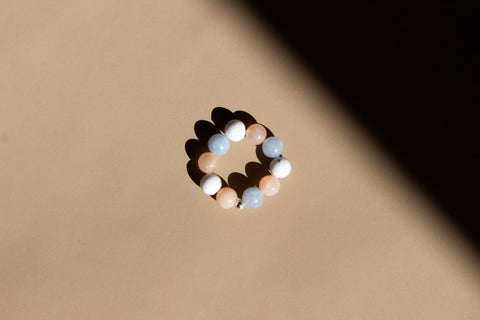 Ring aus Edelsteinmix & 925 Silberperle, Elastischer Edelsteinring, Naturstein Schmuck handgefertigt von eilenna