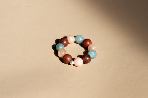 Ring aus Edelsteinmix & 925 Silberperle, Elastischer Edelsteinring, Naturstein Schmuck handgefertigt von eilenna