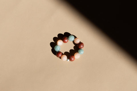 Ring aus Edelsteinmix & 925 Silberperle, Elastischer Edelsteinring, Naturstein Schmuck handgefertigt von eilenna