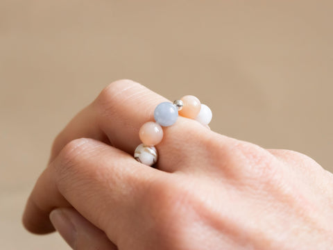 Ring aus Edelsteinmix & 925 Silberperle, Elastischer Edelsteinring, Naturstein Schmuck handgefertigt von eilenna