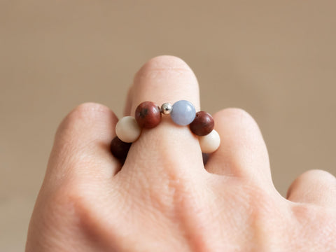 Ring aus Edelsteinmix & 925 Silberperle, Elastischer Edelsteinring, Naturstein Schmuck handgefertigt von eilenna