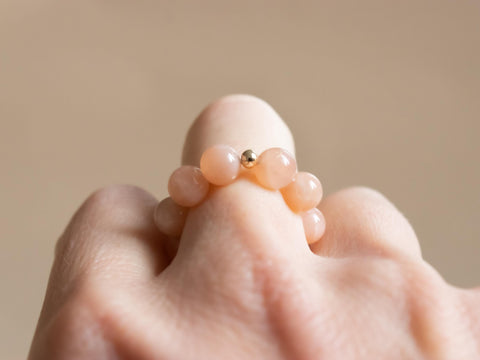 Ring aus Chalcedon & 18 Karat vergoldeter Perle, Elastischer Edelsteinring, Naturstein Schmuck handgefertigt von eilenna