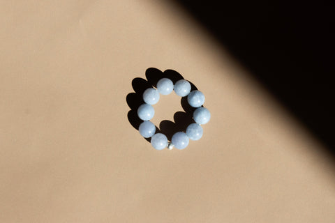 Ring aus Chalcedon & 18 Karat vergoldeter Perle, Elastischer Natursteinring, Naturstein Schmuck handgefertigt von eilenna