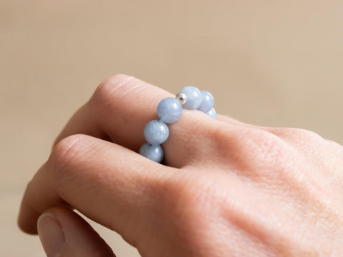 Ring aus Chalcedon & 18 Karat vergoldeter Perle, Isola Ring