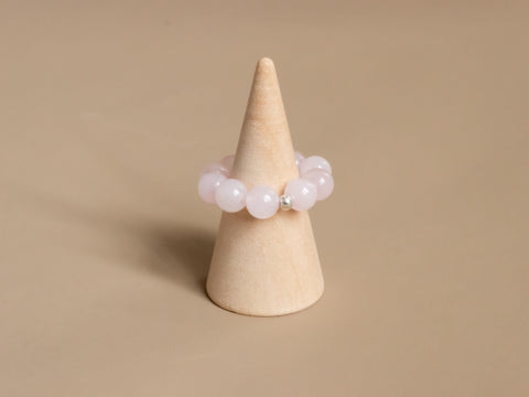 Ring aus Rosenquarz & 18 Karat vergoldeter Perle, Elastischer Natursteinring, Naturstein Schmuck handgefertigt von eilenna