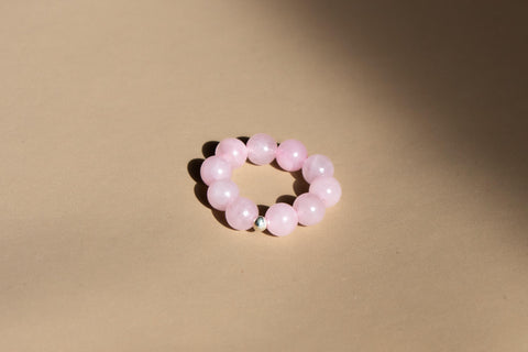 Ring aus Rosenquarz & 18 Karat vergoldeter Perle, Elastischer Natursteinring, Naturstein Schmuck handgefertigt von eilenna