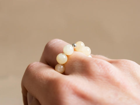 Ring aus Chalcedon & 18 Karat vergoldeter Perle, Elastischer Natursteinring, Naturstein Schmuck handgefertigt von eilenna