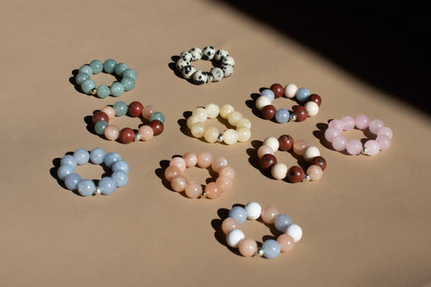 Ring aus Chalcedon & 18 Karat vergoldeter Perle, Elastischer Natursteinring, Naturstein Schmuck handgefertigt von eilenna