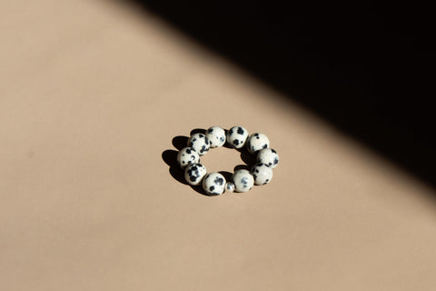 Ring mit Dalmatiner Jaspis & 925 Silberperle, Elastischer Edelsteinring, Natürlicher Glücksstein Schmuck handgefertigt von eilenna