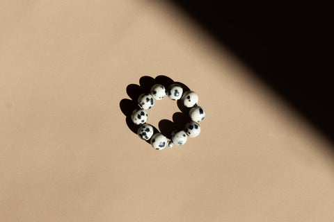 Ring mit Dalmatiner Jaspis & 925 Silberperle, Elastischer Edelsteinring, Natürlicher Glücksstein Schmuck handgefertigt von eilenna