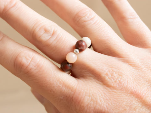 Ring aus Edelsteinmix & 925 Silberperle, Elastischer Edelsteinring, Naturstein Schmuck handgefertigt von eilenna