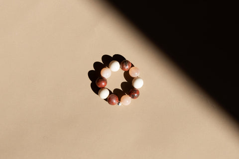 Ring aus Edelsteinmix & 925 Silberperle, Elastischer Edelsteinring, Naturstein Schmuck handgefertigt von eilenna